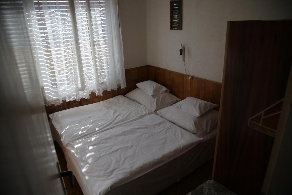 Simply Szallo Hotel Balatonboglar Bilik gambar